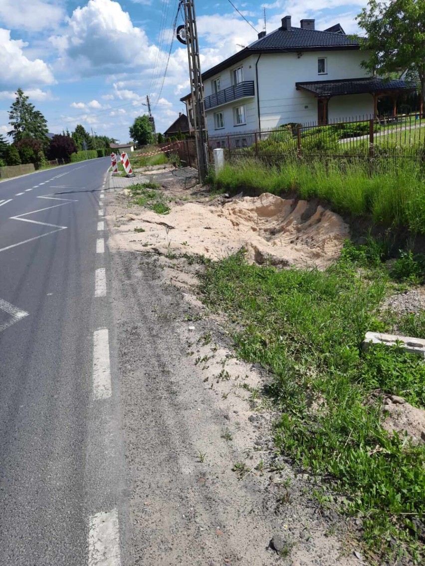 Zatoki autobusowe na DK 42. Mieszkańcy gm. Masłowice: rozkopali drogę i pojechali. ZDJĘCIA