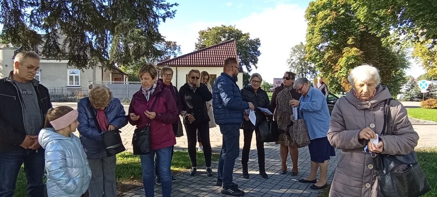 Koronka do Bożego Miłosierdzia na ulicach miast świata również w Jędrzejowie. Grupka wiernych wzięła udział we wspólnej modlitwie