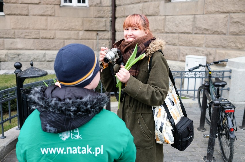 Dzień Kobiet: Stowarzyszenie Na Tak rozdawało tulipany