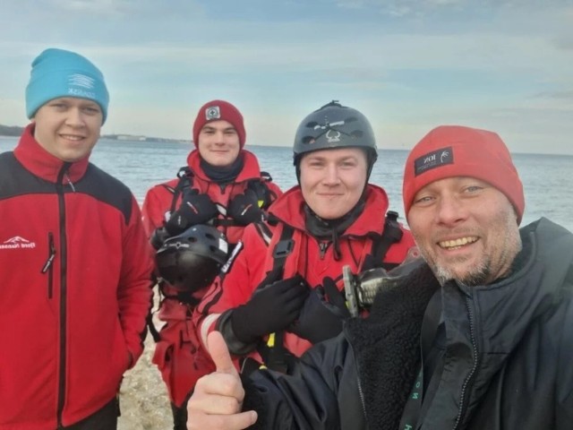 Ratownicy Kąpielisk Morskich w Gdańsku uratowali windsurfera Janusza Gorbaczowa. Ich czujność zapobiegła tragedii