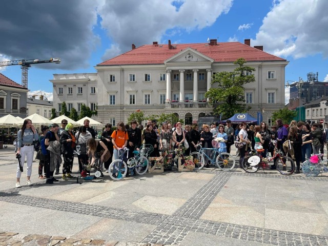 W Kielcach trwa Budzenie Sienkiewki. W czwartek, 2 czerwca, centrum miasta prezentowało się wyjątkowo kolorowo, a to za sprawą pleneru rysunkowo-malarskiego oraz fotograficznego zorganizowanego na deptaku oraz na Rynku. 

Młodzi artyści opanowali centrum Kielc. Uczniów Liceum Sztuk Plastycznych można było dostrzec także na Placu Artystów, ulicy Małej, w Parku Miejskim czy na wzgórzu katedralnym. Wszędzie ustawione były także kolorowe i pięknie udekorowane rowery, które sprawiły, że Kielce wyglądały jak Amsterdam.

Zobaczcie, jak przebiegało Budzenie Sienkiewki w czwartek, 2 czerwca >>>