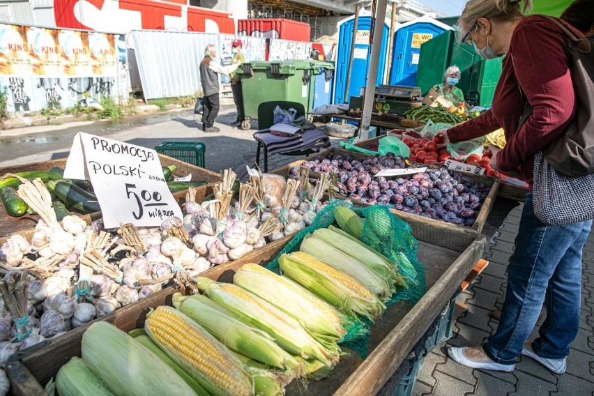 Kraków. Warzywa, owoce i grzyby coraz droższe. Zobacz ceny na placach targowych [ZDJĘCIA]