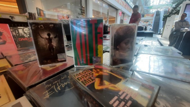 Kiermasz z kasetami i płytami odbywa się na parterze galerii handlowej Nova Park.