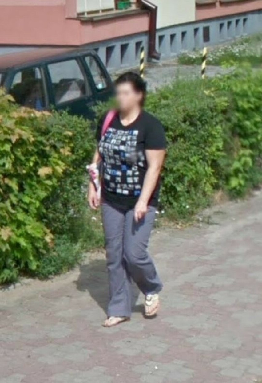 Taka moda króluje na ulicach Końskich na zdjęciach Google Street View. Oto jak ubierają się mieszkańcy miasta! Ich styl to hit czy kit? 