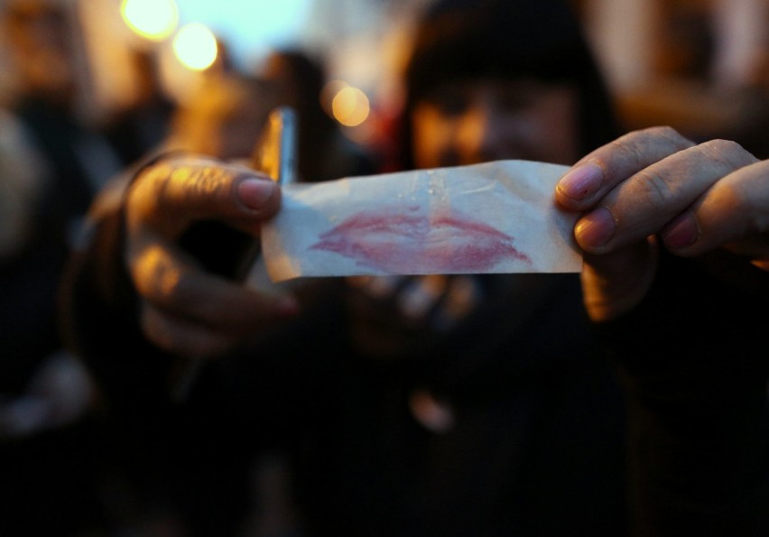 Na znak protestu uczestnicy zakleili sobie usta taśmą