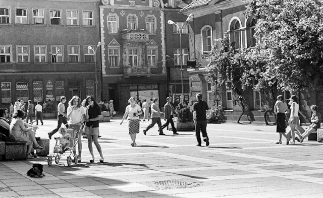 Zawsze wyjątkowo wraca się do tego typu wspomnień. Niektórym łezka w oku się zakręci. Fotografie z tej galerii są niezapomnianą pamiątką dla każdego z nas i pokazują przepiękną rzeczywistość zielonogórzan. A może rozpoznajecie siebie na tych fotografiach lub kogoś ze swojej rodziny?