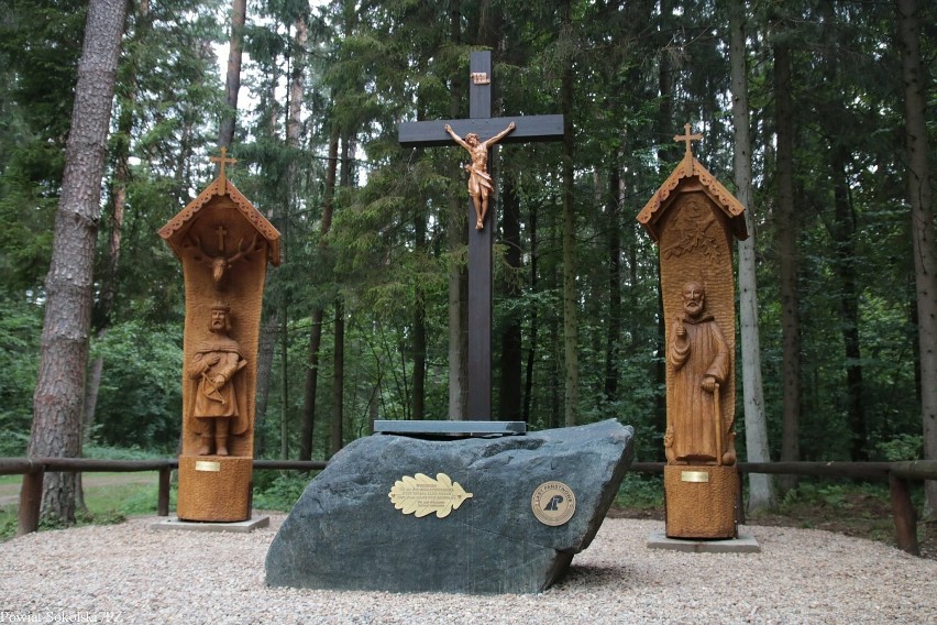 Śródleśny ołtarz i kapliczki w uroczysku Podkantorówka. Tak leśniczy świętowali Dzień Lasu  