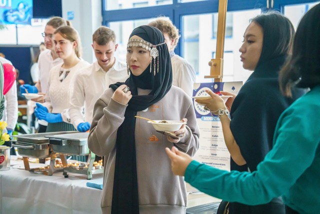 Jedzenie przygotowane przez studentów WSB szybko się rozeszło, a pieniądze trafiły do puszek WOŚP