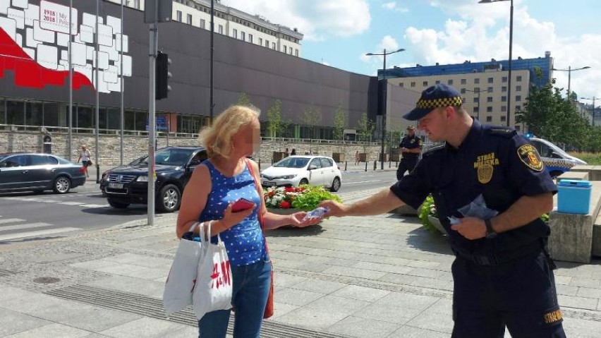 Wspólna akcja Straży Miejskiej i MPWiK: Strażnicy częstują warszawską kranówką w upały