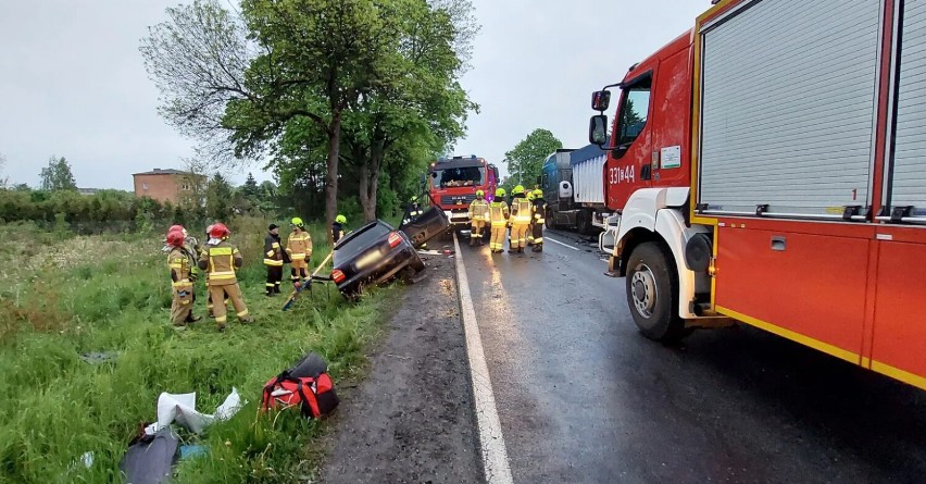 Wypadek na DK 12 w Poniatowie. Zderzenie samochodu ciężarowego z osobowym. Jedna osoba ranna