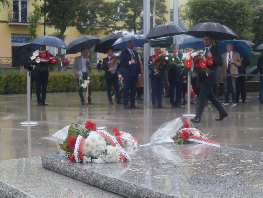 Świdniczanie mimo ulewnego deszczu upamiętnili Dzień Sybiraka. Zobacz zdjęcia z uroczystości