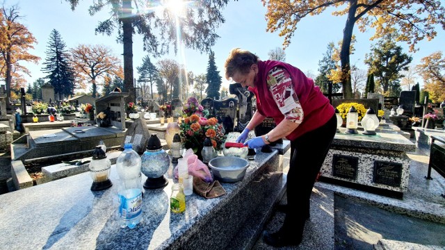 Sądeczanie porządkują groby najbliższych na sądeckich cmentarzach