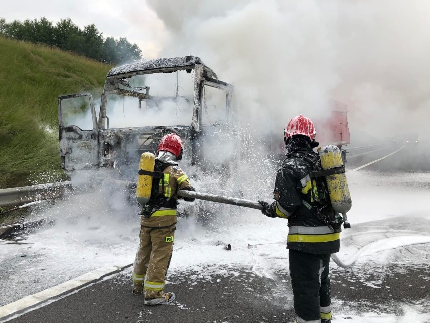 Pożar ciężarówki na drodze ekspresowej S7 w Skarżysku. Były utrudnienia