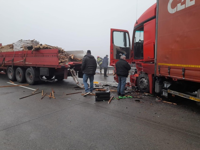 Na autostradzie A1 w Kruszynie zderzyły się trzy TIRy. Jeden...