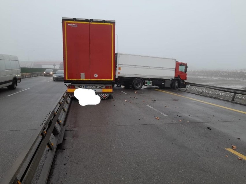 Na autostradzie A1 w Kruszynie zderzyły się trzy TIRy. Jeden...