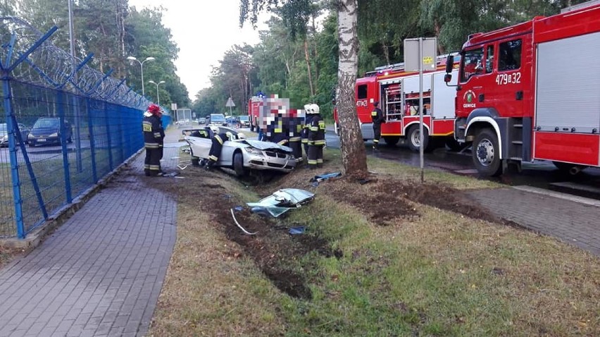 Wypadek w Siemirowicach. Kierowca BMW zjechał z drogi uderzył w drzewo ZDJĘCIA