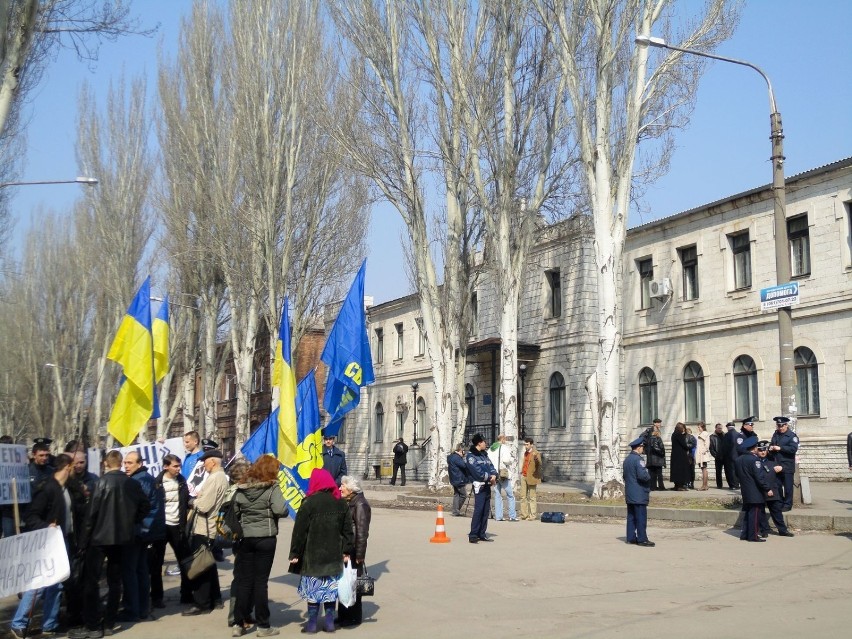 Pikieta zwolenników partii Svoboda przed sądem.
