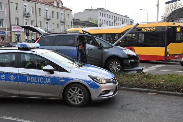 Groźnie było w poniedziałek około godziny 7 na skrzyżowaniu ulic Ogrodowej i Jana Pawła II w Kielcach. Jadący ulicą Seminaryjską w kierunku Ogrodowej citroen picasso pokonał skrzyżowanie z siedzącym za kierownicą prawdopodobnie nieprzytomnym mężczyzną. 

Auto wpadło na przejście dla pieszych pomiędzy jezdniami, na którym na szczęście nie było ludzi, staranowało znak drogowy i zatrzymało się na słupie sygnalizatora świetlnego. 37-letni kierowca był trzeźwy i przed zabraniem go do szpitala zdążył powiedzieć policjantom, że w pewnym momencie stracił świadomość, którą odzyskał dopiero gdy auto uderzyło w słup. Mężczyzna nie doznał urazów w wyniku wypadku, ale został przewieziony do szpitala.

Zobacz na kolejnych slajdach zamieszanie na Krakowskiej Rogatce w poniedziałkowy poranek

