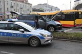 W centrum Kielc auto staranowało znak i sygnalizację! Kierowca nieprzytomny? [ZDJĘCIA]