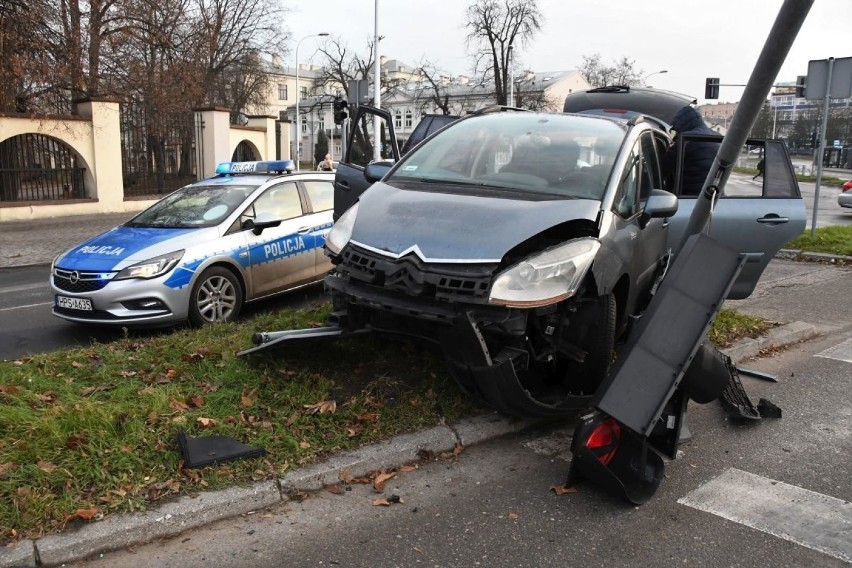 W centrum Kielc auto staranowało znak i sygnalizację! Kierowca nieprzytomny? [ZDJĘCIA]