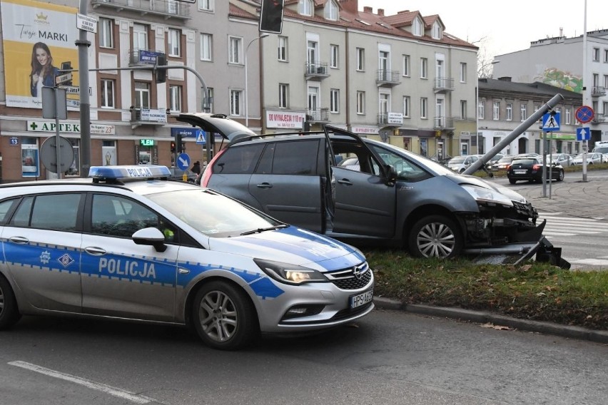 W centrum Kielc auto staranowało znak i sygnalizację! Kierowca nieprzytomny? [ZDJĘCIA]