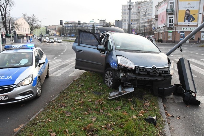 W centrum Kielc auto staranowało znak i sygnalizację! Kierowca nieprzytomny? [ZDJĘCIA]