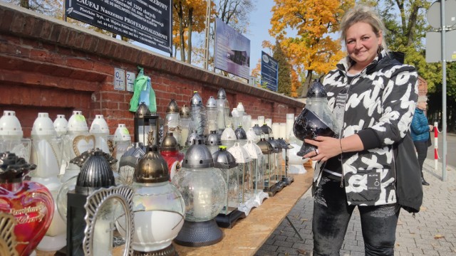 Znicze na Wszystkich Świętych 2021 przy ul. Cmentarnej w Piotrkowie