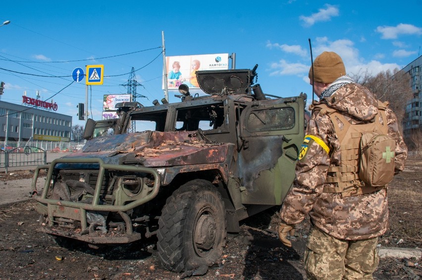 Ukraińcy wyciągający sprzęt ze zniszczonego rosyjskiego wozu...