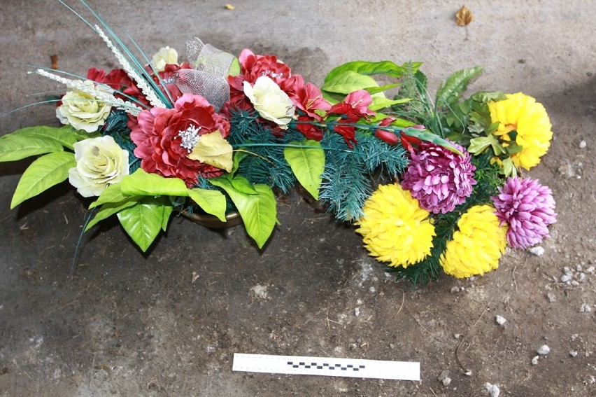Policjanci odzyskali skradzione kwiaty z cmentarza przy Bakałarzewskiej