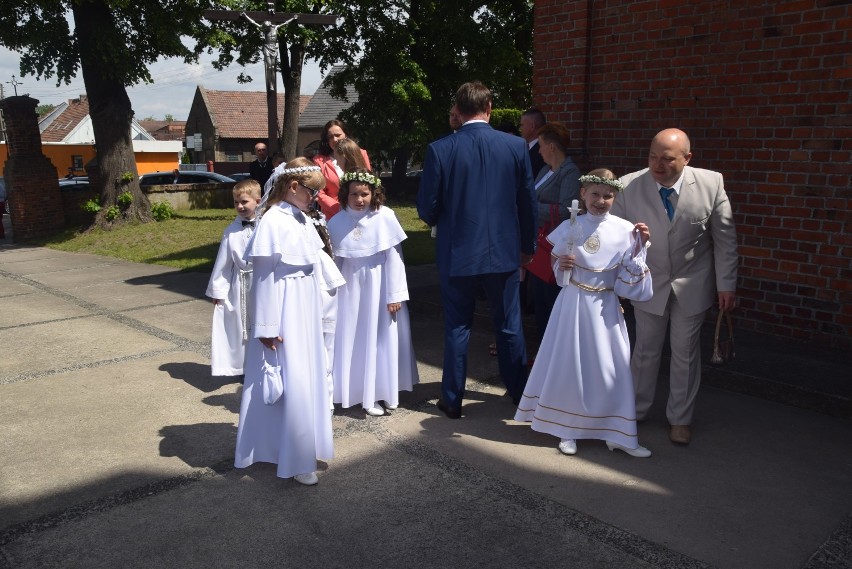 Pierwsza komunia w kościela parafialnym w Głuchowie