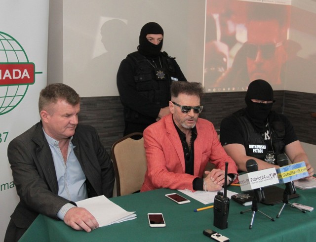 Mirosław Hałaś (z lewej) padł ofiarą wymuszenia rozbójniczego, Krzysztof Rutkowski (w środku) poszukuje świadków napadu lub ofiar innych takich zdarzeń.