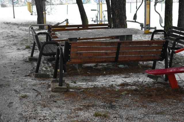 Plac zabaw w Olkuszu "przemeblowany". Piją, śmiecą, dewastują