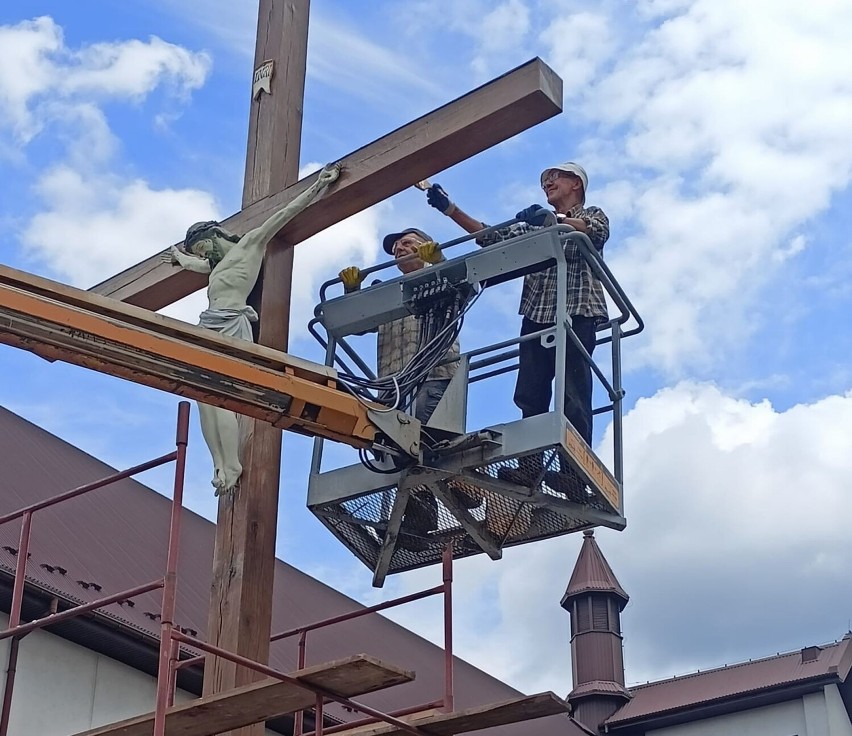 Podczas prac renowacyjnych krzyża misyjnego w...