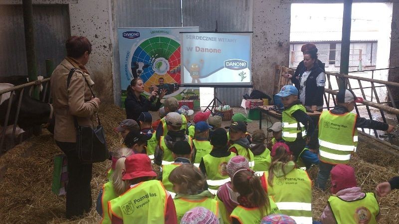 Krzywiń: przedszkolaki na specjalnej &quot;mlecznej&quot; lekcji w gospodarstwie w Bieżyniu