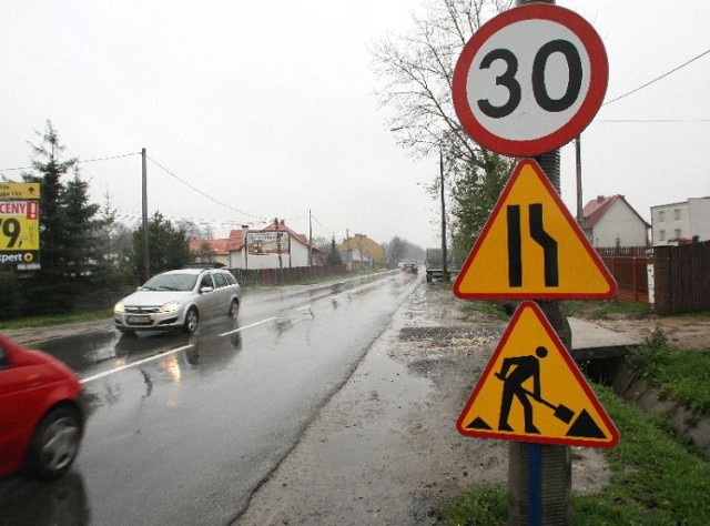 Takie znaki stoją na ulicy Warszawskiej, mimo że w tym miejscu nie ma prawostronnego zwężenia jezdni, nie prowadzone są żadne prace drogowe, ograniczenie prędkości do trzydziestu kilometrów na godzinę też jest więc raczej niepotrzebne…