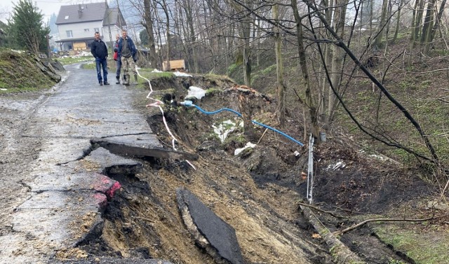 Gwałtowne topnienie śniegu i ostatnie opady deszczu spowodowały uaktywnienie się osuwiska i zawalenie części drogi w gminie Kamionka Wielka