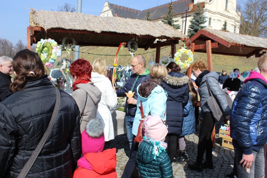 Na Placu Magdaleńskim w Pszczewie odbył się Jarmark Wielkanocny [ZDJĘCIA]