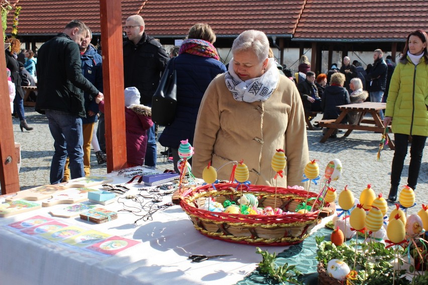 Na Placu Magdaleńskim w Pszczewie odbył się Jarmark Wielkanocny [ZDJĘCIA]