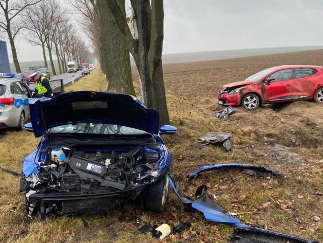 Wypadek w Ucieszkowie. Dwie osoby ranne w zderzeniu renault z volkswagenem na drodze krajowej nr 38