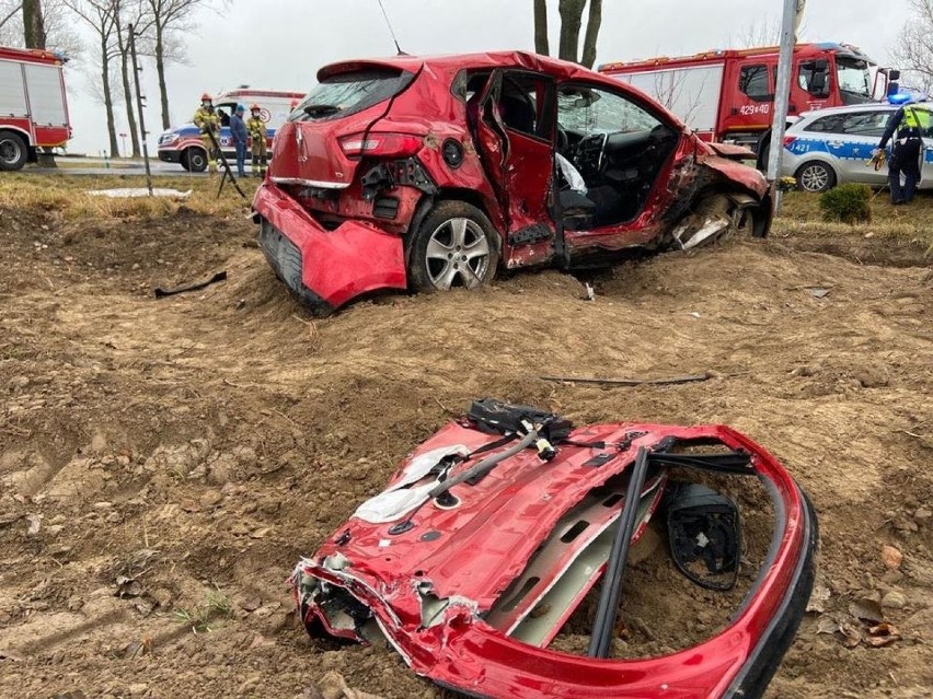 Wypadek w Ucieszkowie. Dwie osoby ranne w zderzeniu renault z volkswagenem na drodze krajowej nr 38 [ZDJĘCIA]