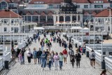 Plaże, mola, parki w Trójmieście pełne ludzi. Chętnie odpoczywamy na świeżym powietrzu. Galerie mimo zniesienia ograniczeń puste [zdjęcia]