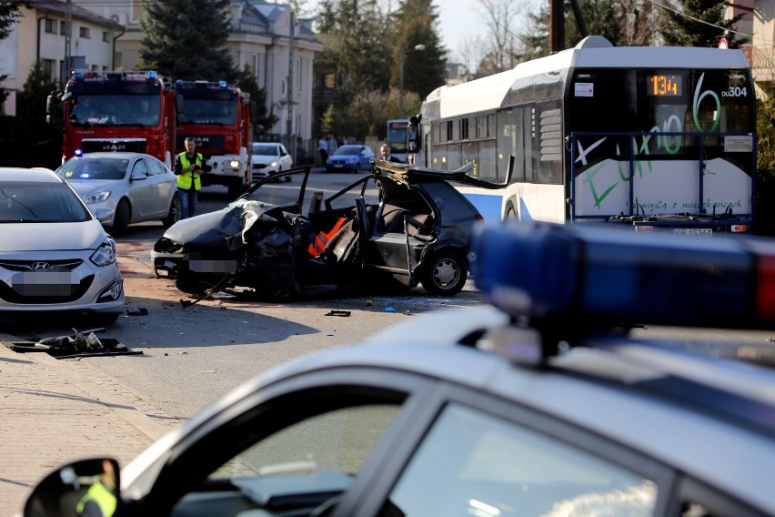 Wypadek w Krakowie. Autobus MPK czołowo zderzył się z osobówką [ZDJĘCIA]