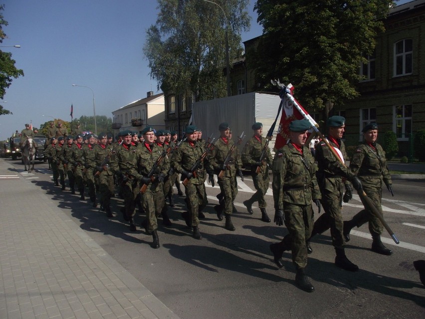 Przemarsz żołnierzy i przejazd pojazdów ulicami miasta.fot....