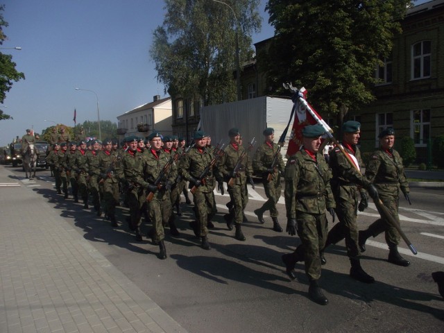 Przemarsz żołnierzy i przejazd pojazd&oacute;w ulicami miasta.

fot. Robert Butkiewicz