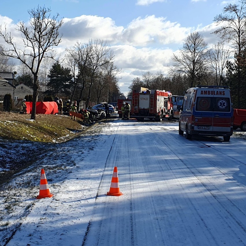 Śmiertelny wypadek w Kadłubówce pod Warszawą. Czołowe zderzenie szkolnego autobusu i osobówki. Nie żyją dwie osoby