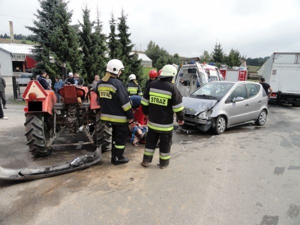 Wypadek Korzenna: zderzenie ciągnika z mercedesem [ZDJĘCIA]