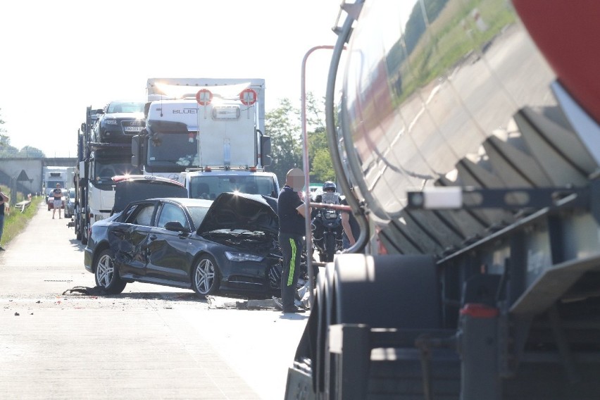 Autostrada A4. Aż siedem osób rannych w wypadku cysterny i dwóch aut