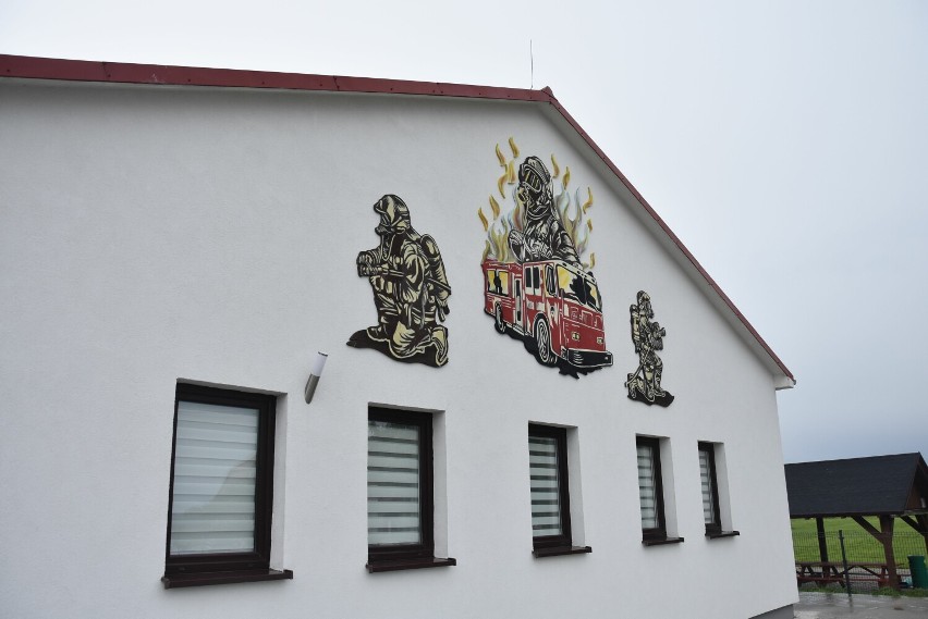 Otwarcie remizy Ochotniczej Straży Pożarnej w Szołdrach. "Największy wkład w tę całą budowę to wkład naszych strażaków" [film, zdjęcia]