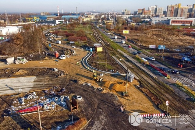 Tak wygląda dziś plac budowy centrum przesiadkowego, peronów, dworca PKP, a także budowa nowej drogi od ul. Sobieskiego, która pobiegnie do centrum za Hutą Bankową Zobacz kolejne zdjęcia/plansze. Przesuwaj zdjęcia w prawo - naciśnij strzałkę lub przycisk NASTĘPNE