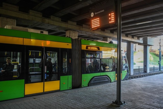 Miasto chwali się, że poznańska komunikacja miejska przyspiesza. Jak tłumaczą urzędnicy, jest to efektem m.in. wydzielenia torowisk, a także wprowadzenia ITS, czyli Inteligentego Systemu Tranportowego. W porównaniu z rokiem 2016 zwiększyła się również punktualność tramwajów.

Sprawdź szczegóły. Przejdź do kolejnego zdjęcia --->
